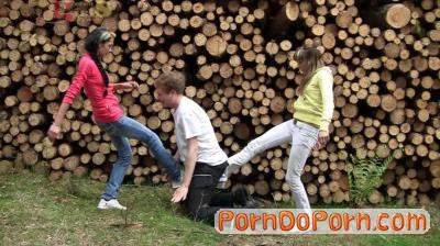 Sneaker torture im Wald - Dangerous-girls (HD 720p)