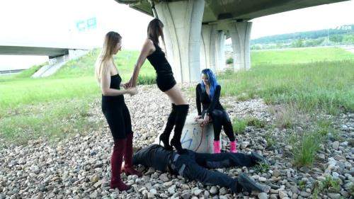 Walking A Foot Slave Dog Out With Her 2 Friends - CzechSoles (FullHD 1080p)