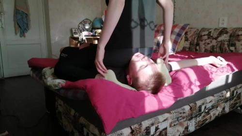 Reverse Scissors And Facesitting Humiliation - YoungGoddess (HD 720p)