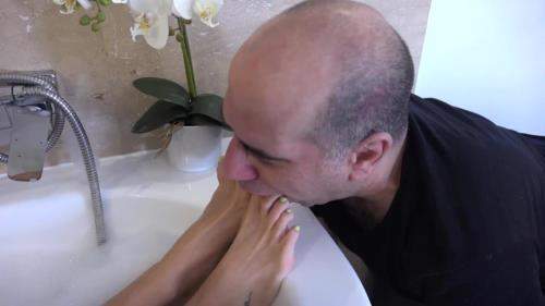 Rea starring in Bath Time - Real Life Foot Worship And Servitude - GoddessReaLongestLegs (FullHD 1080p)