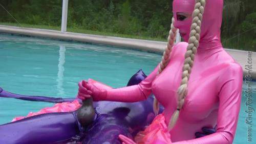 Kinky Rubber World, Lara Playing With Rubber Jeff In Latex Blindmask On The Pool Float - Clips4sale (FullHD 1080p)