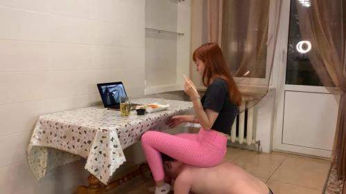 Kira Has Dinner In The Kitchen Using Her Boyfriend As Human-Furniture And A Chair-Slave - Ignore Femdom - PetitePrincessFemdom (FullHD 1080p)