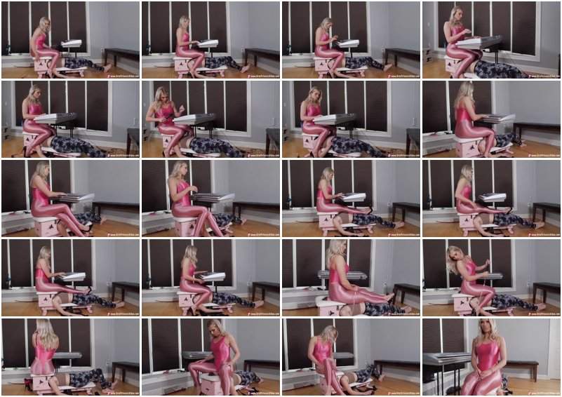 Amber And Lizzy - Face Sit While Practicing Piano - BratPrincess2 (FullHD 1080p)