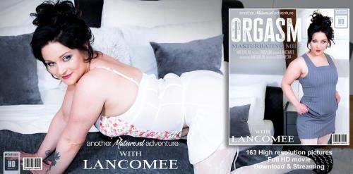 Lancomee (31) starring in Lancomee is a shaved MILF that loves to play with her pussy in bed getting an orgasm - Mature.nl (FullHD 1080p)