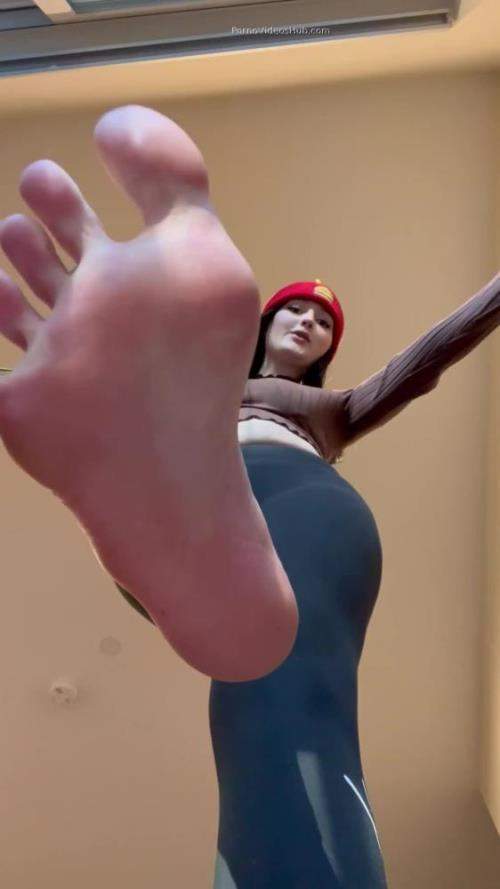 Giantess Becca starring in Size - Giantess Becca finds her first tiny (UltraHD 1920p)